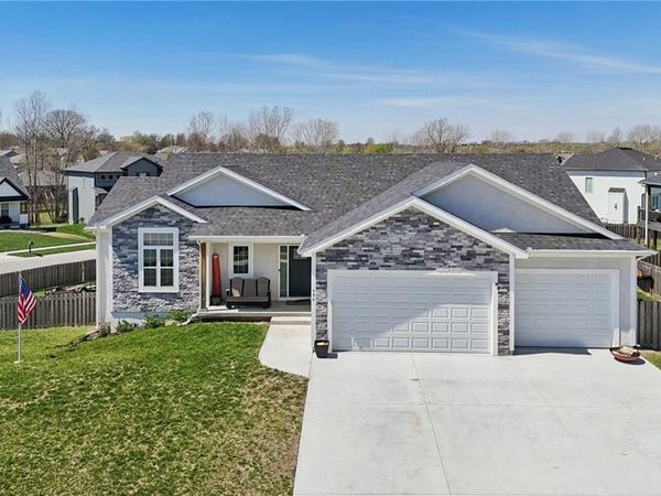 594 N Oakwood Lane, Tonganoxie, KS 66086
