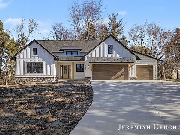2160 Engleside Drive SE, Grand Rapids, MI 49546