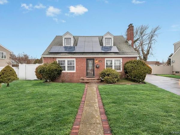 212 Bergen Court , Copiague, NY 11726