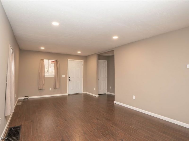 318 Elmport Avenue NE, Canton, OH 44704 Photo 4