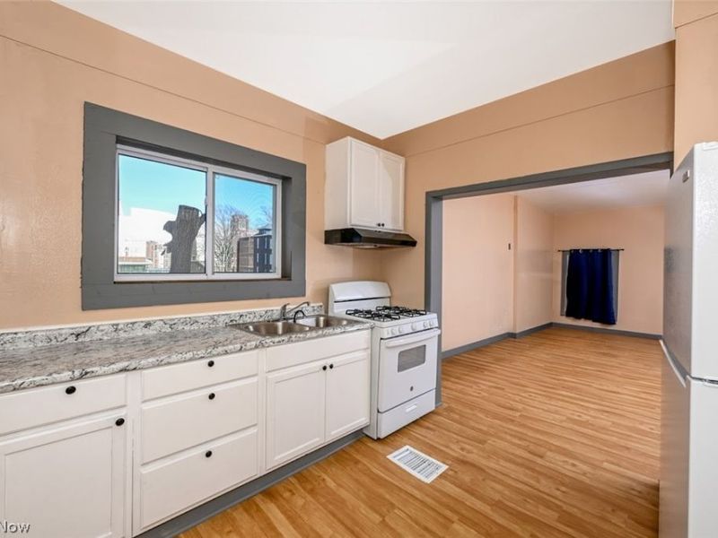 868 N Main Street , Akron, OH 44310 Photo 11