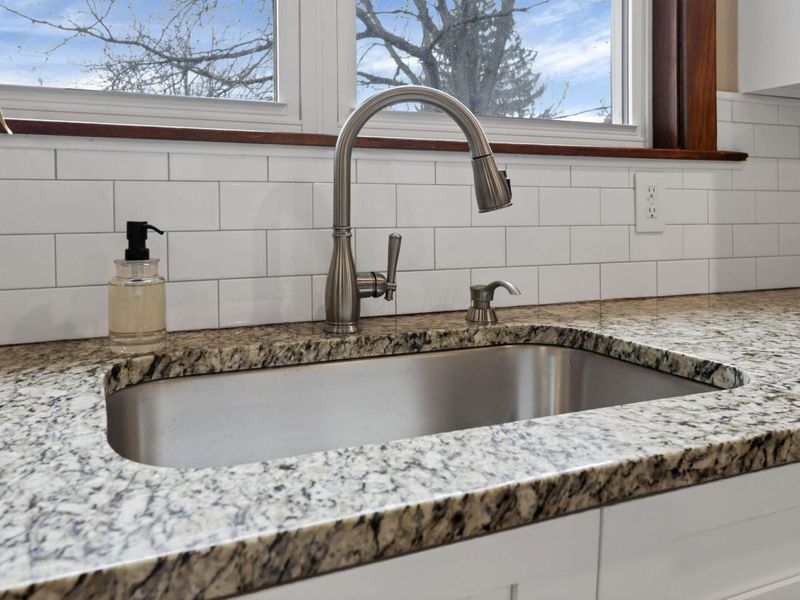 99 E Pacemont Road, Columbus, OH 43202 Photo 17