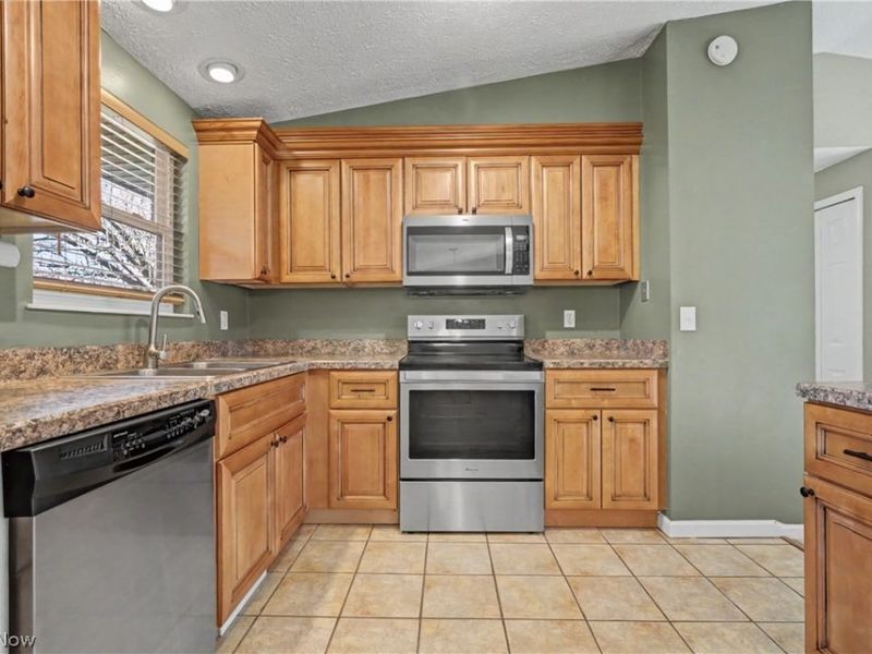 1067 Erin Drive, Kent, OH 44240 Photo 8