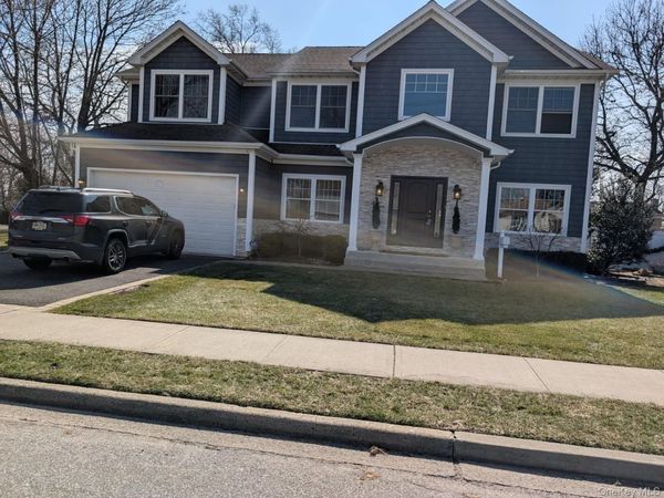 10 Beverly Road, Farmingdale, NY 11735