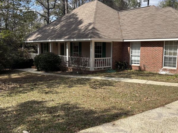 26 Sandy Ln., Hattiesburg, MS 39402