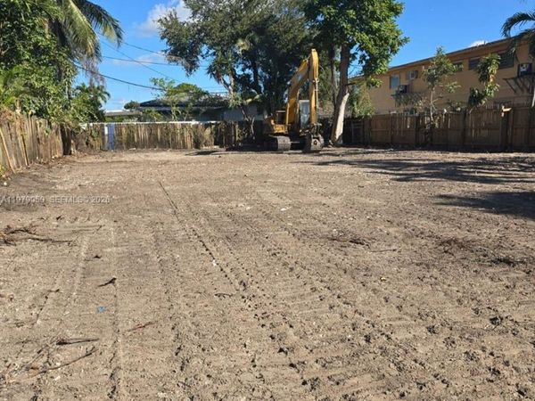 951 NW 37th Ave , Miami, FL 33125