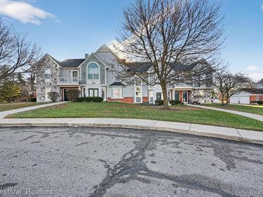 220 Oakbrooke Drive, South Lyon, MI 48178