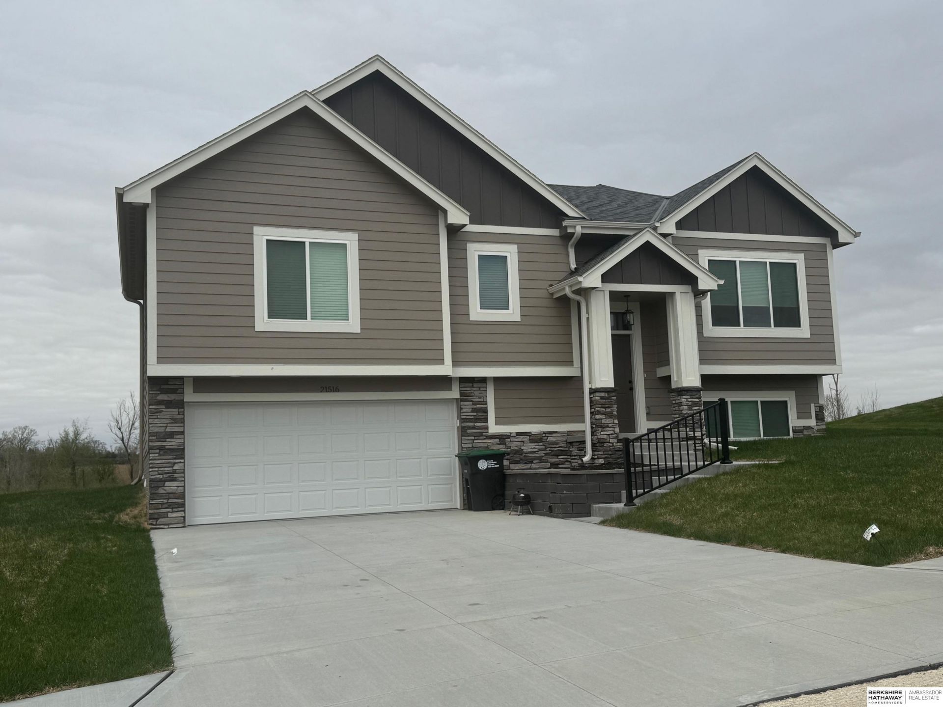 4009 N 215th Street, Elkhorn, NE 68022 Main Photo