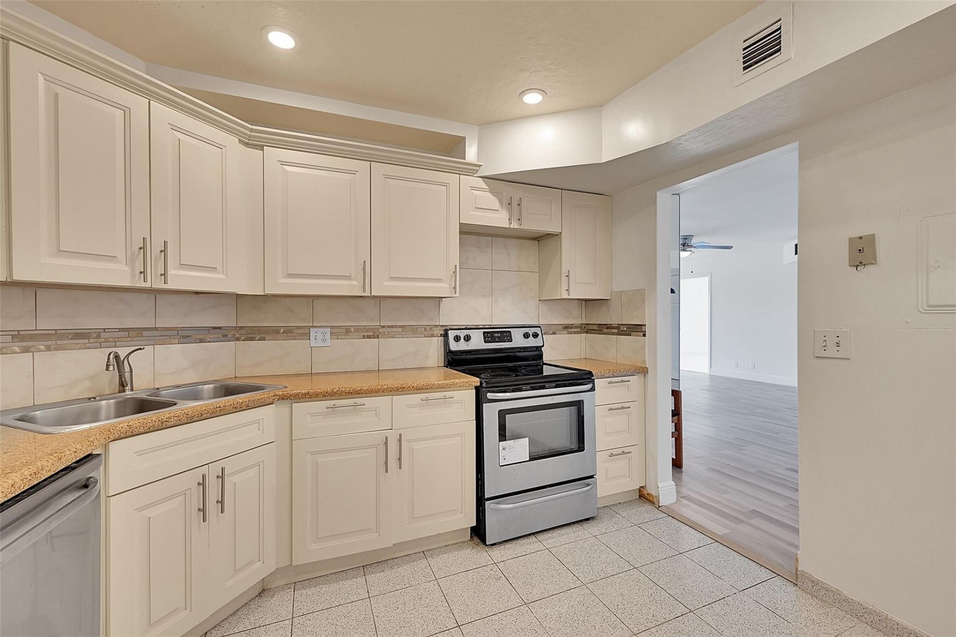 6301 N Falls Circle Drive, Unit 408, Lauderhill, FL 33319 Photo