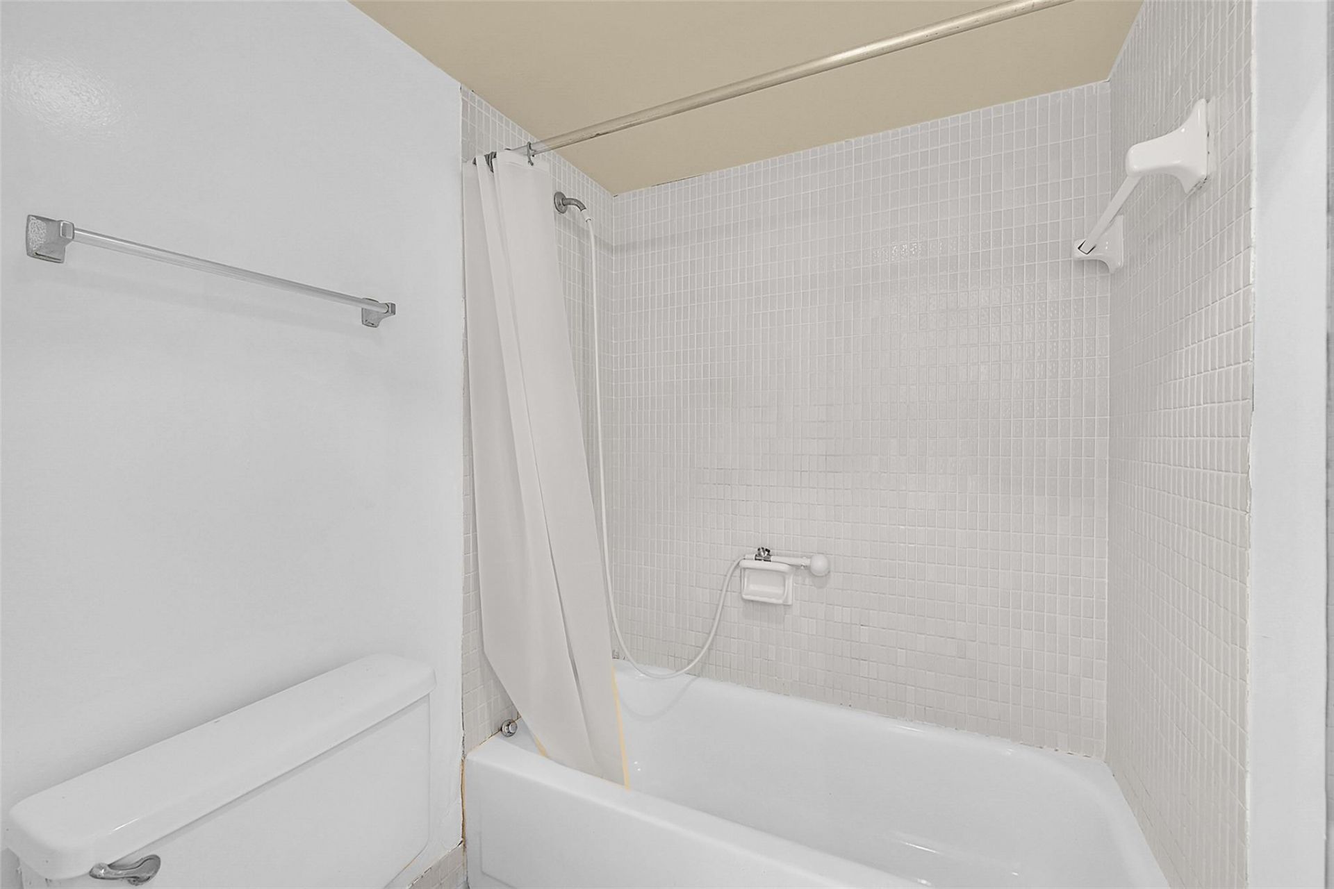 6301 N Falls Circle Drive, Unit 408, Lauderhill, FL 33319 Photo