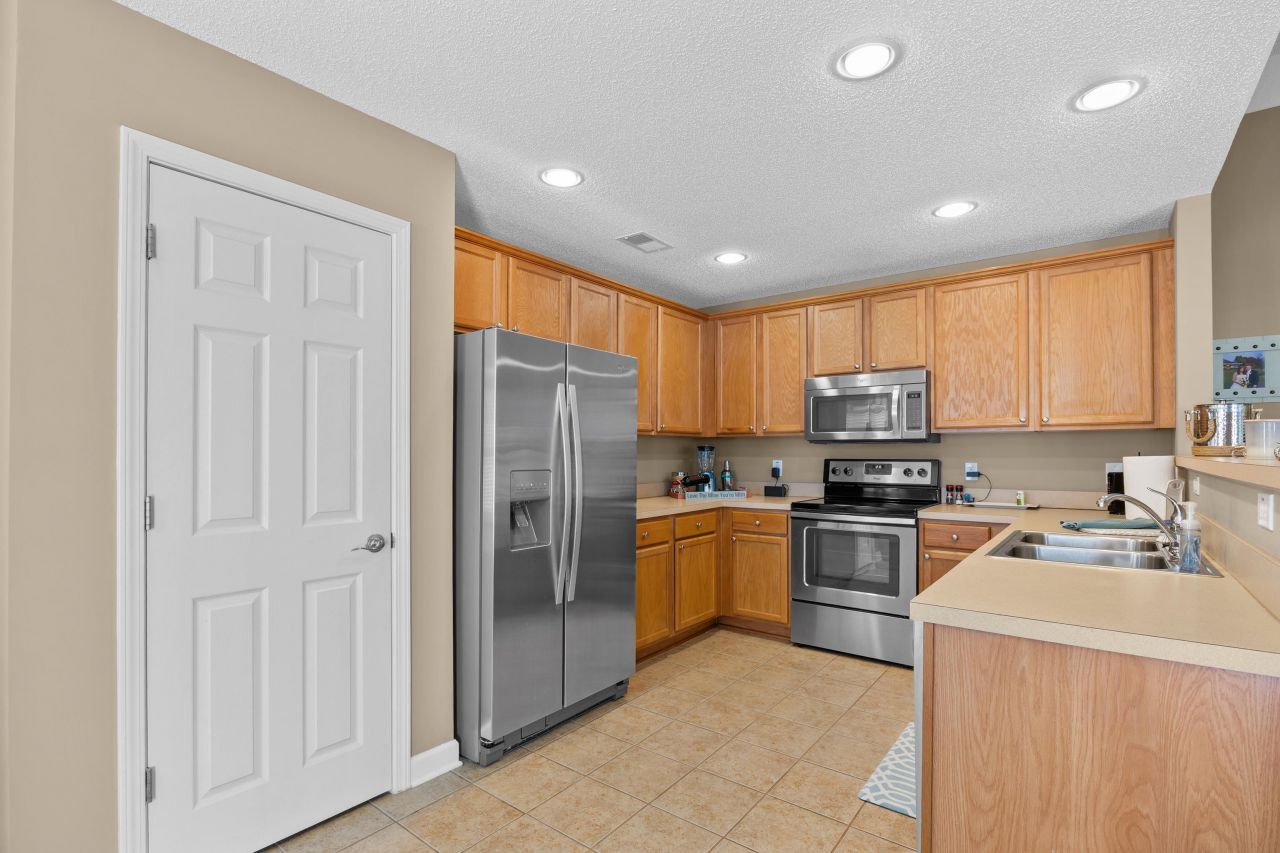 854 Riverward Dr.  Photo 13