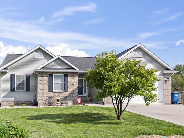 212 HILLCREST Drive, Mechanicsburg, IL 62545