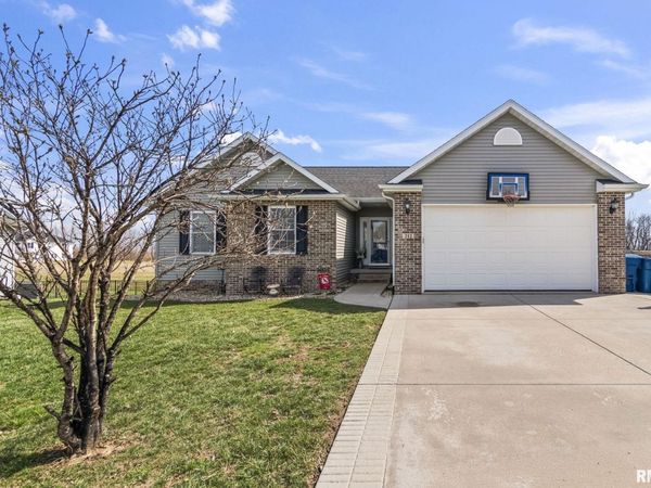 212 HILLCREST Drive, Mechanicsburg, IL 62545