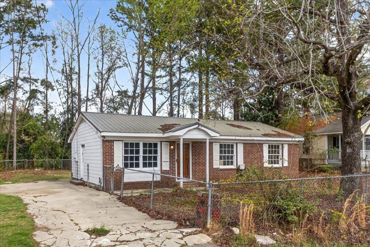 445 Robin Drive Photo 2