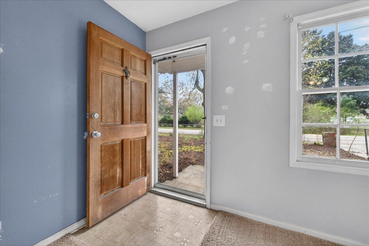 445 Robin Drive Photo 3