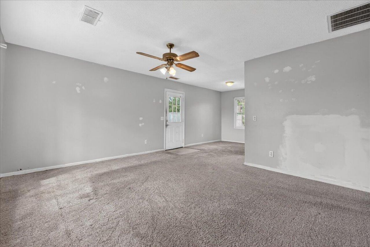 445 Robin Drive Photo 4