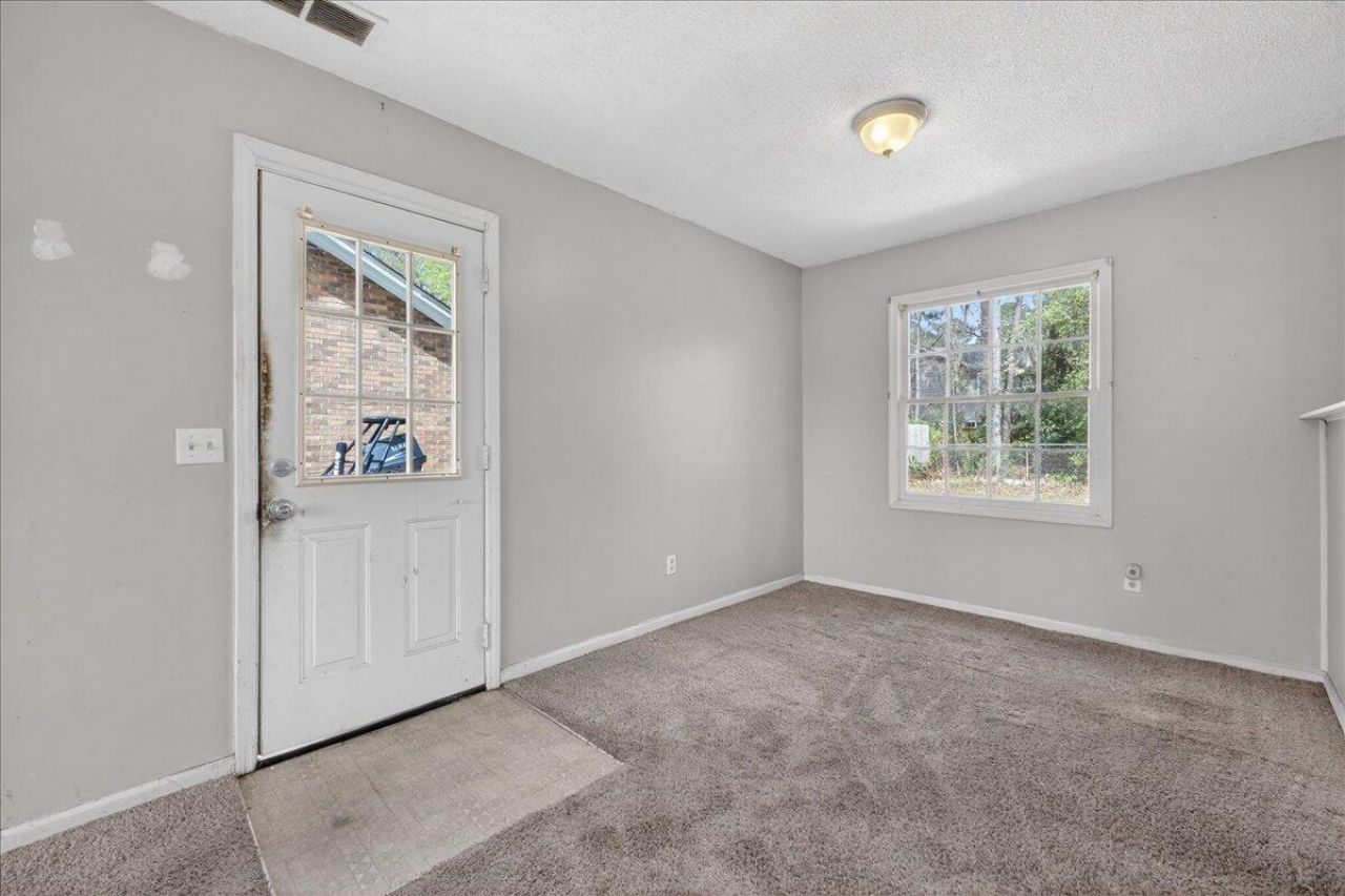 445 Robin Drive Photo 6