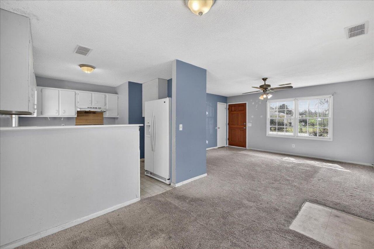 445 Robin Drive Photo 7