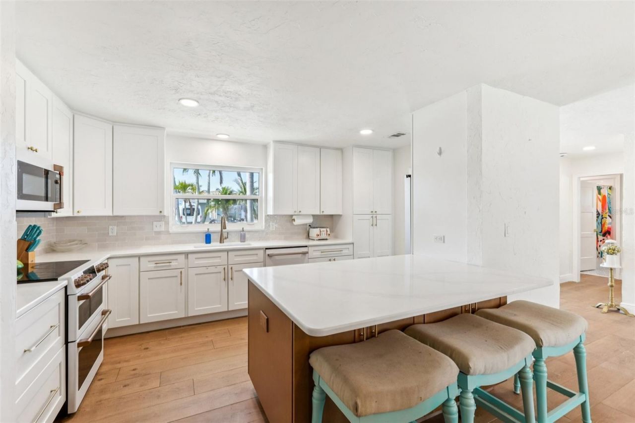 6950 Grande Vista Way S, Saint Petersburg, FL 33707 Photo