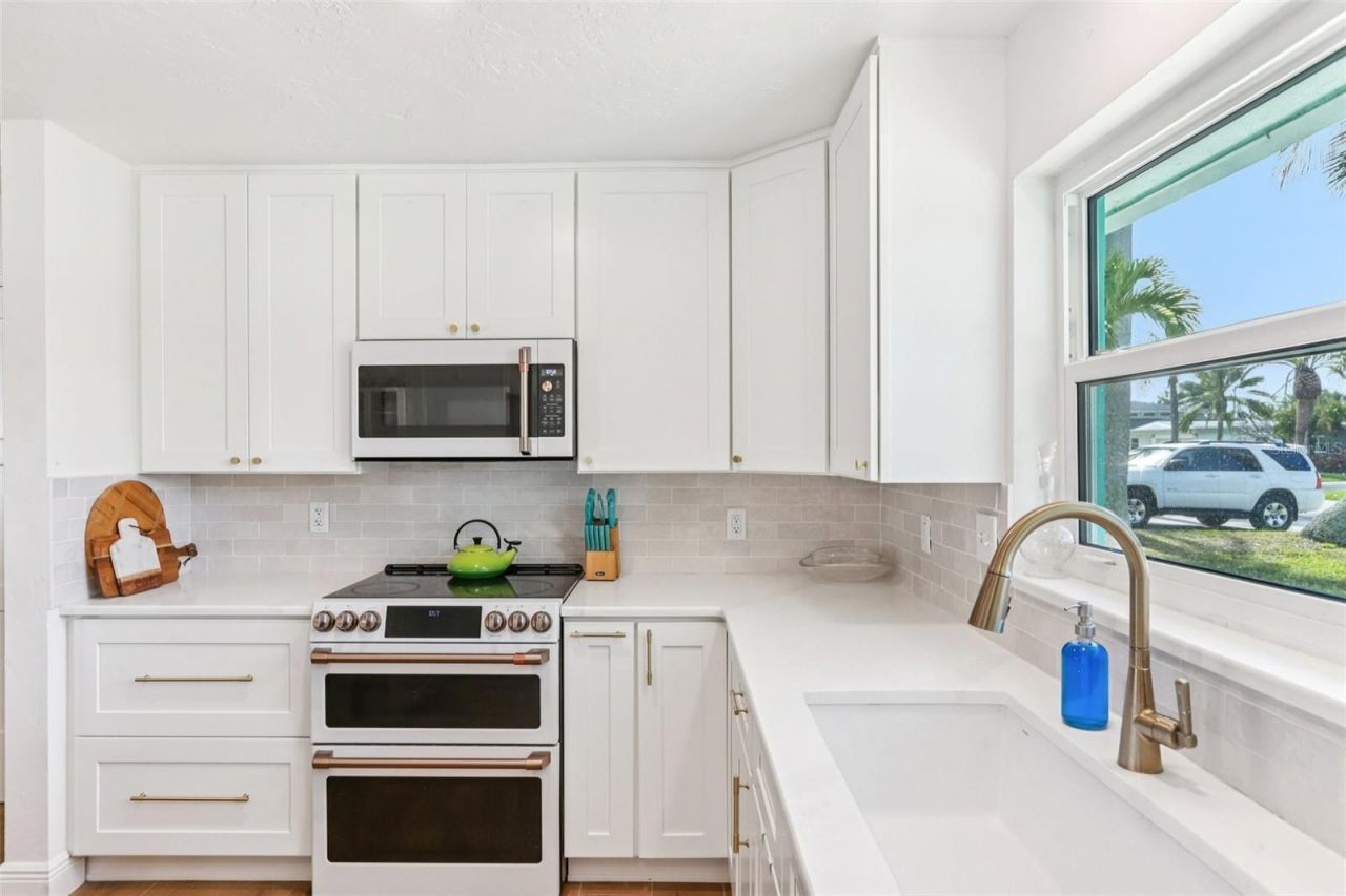 6950 Grande Vista Way S, Saint Petersburg, FL 33707 Photo