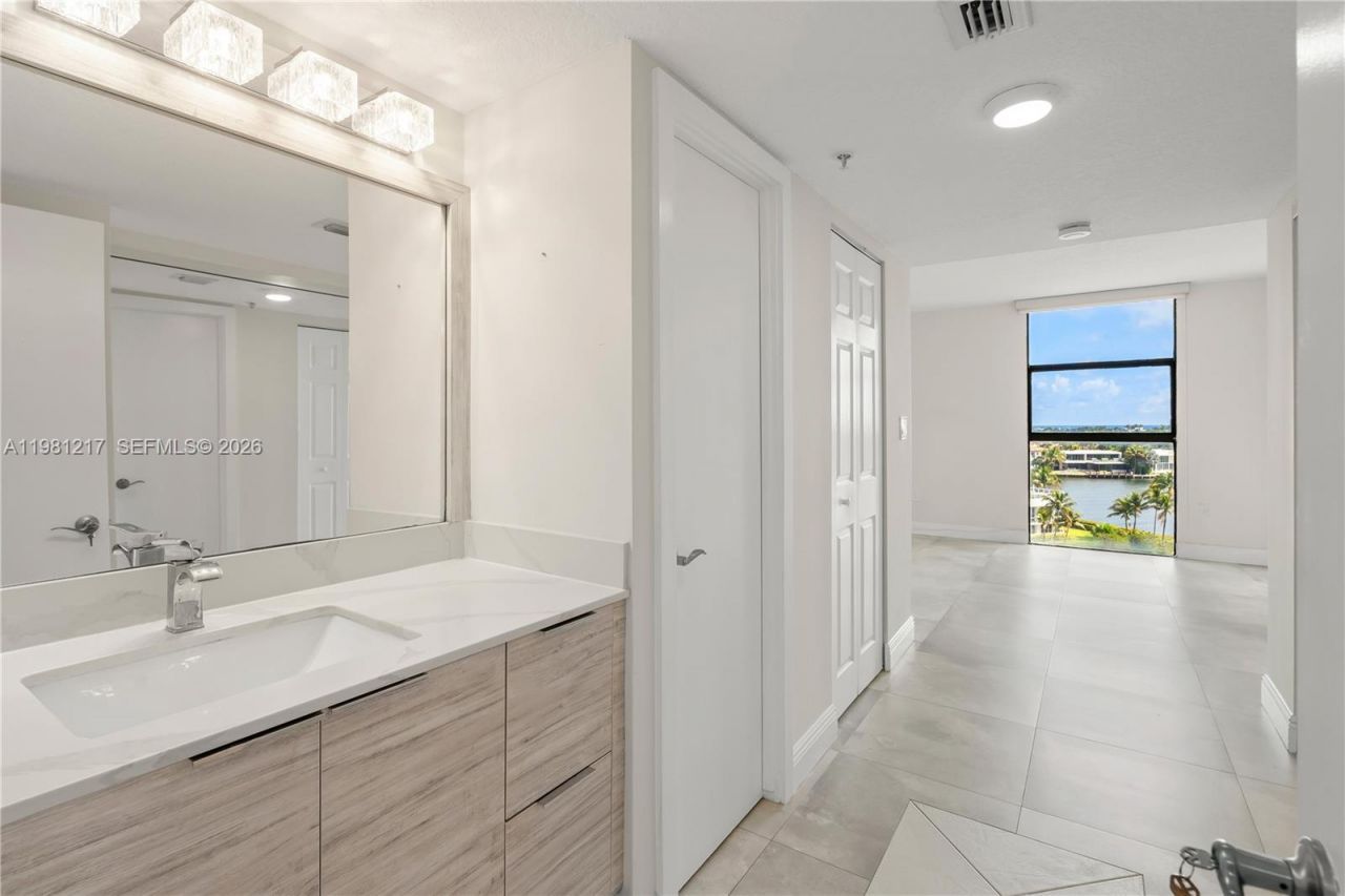 20505 E Country Club Dr, Unit 833, Aventura, FL 33180 Photo