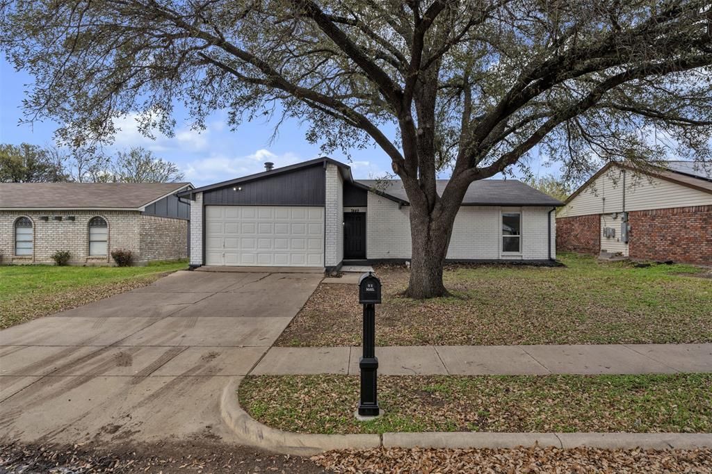 7449 Sandhurst Lane S, North Richland Hills, TX 76182 Main Photo