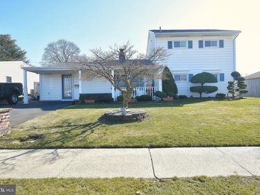 8 SUMMER LANE, LEVITTOWN, PA 19055