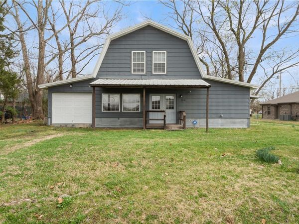104 N Pine Avenue , Gentry, AR 72734