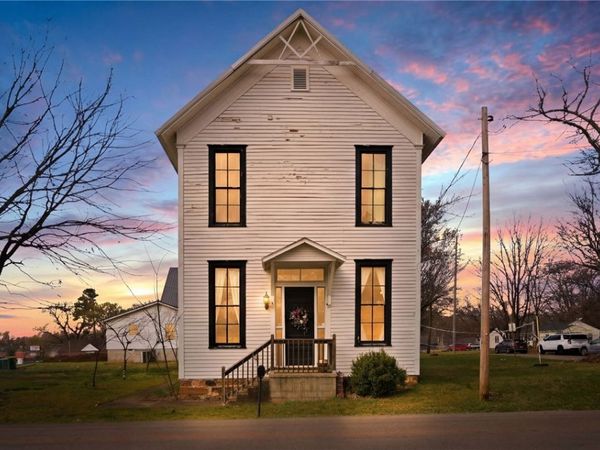 9 Locust Avenue, Farmington, AR 72730