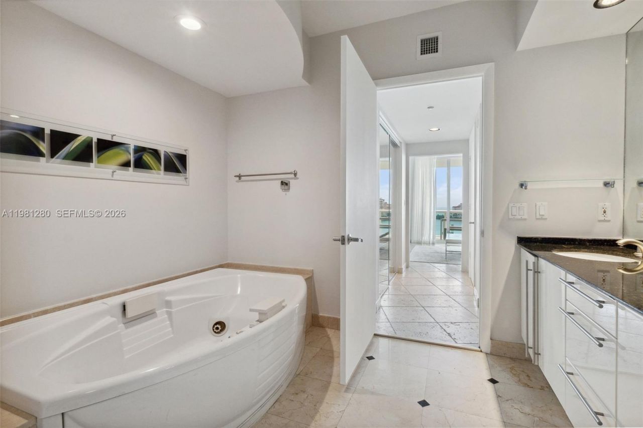 1000 S Pointe Dr, Unit 904, Miami Beach, FL 33139 Photo