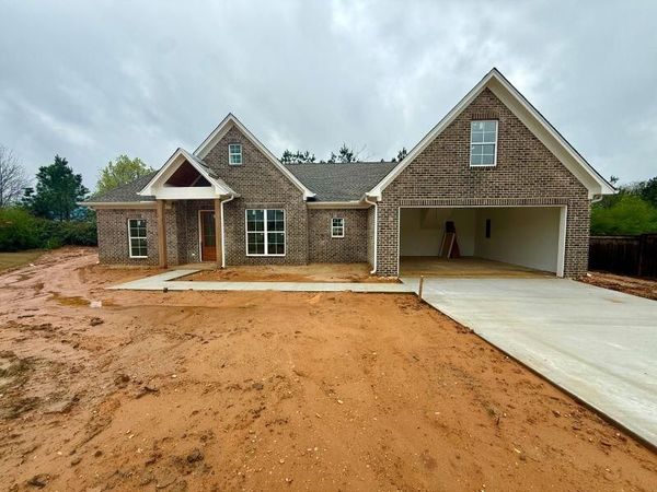 2827 S Villa Dr., Tupelo, MS 38804