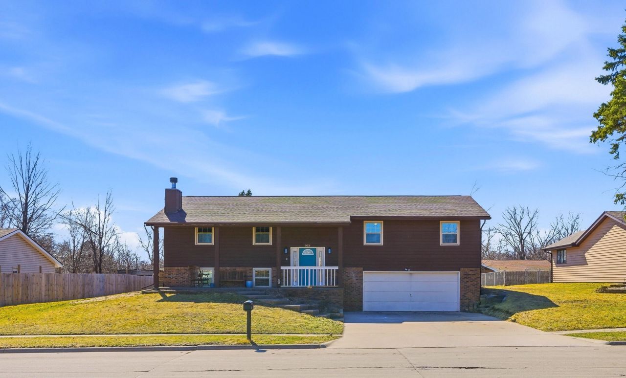 918 Acorn Ln, Muscatine, IA 52761 Main Photo