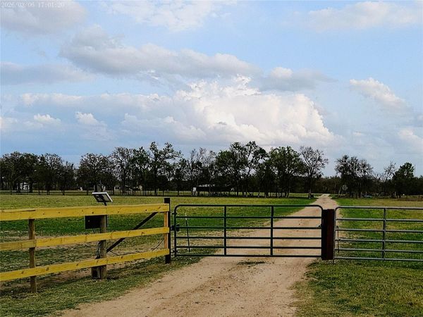 1042 Los Ranchitos RD , Cameron, TX 76567