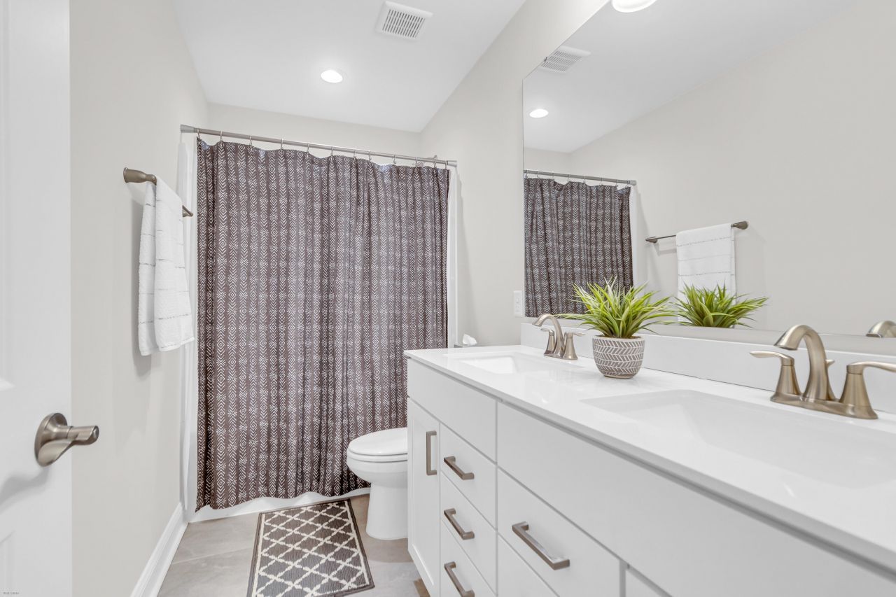 2156 Leopold Street Photo 35