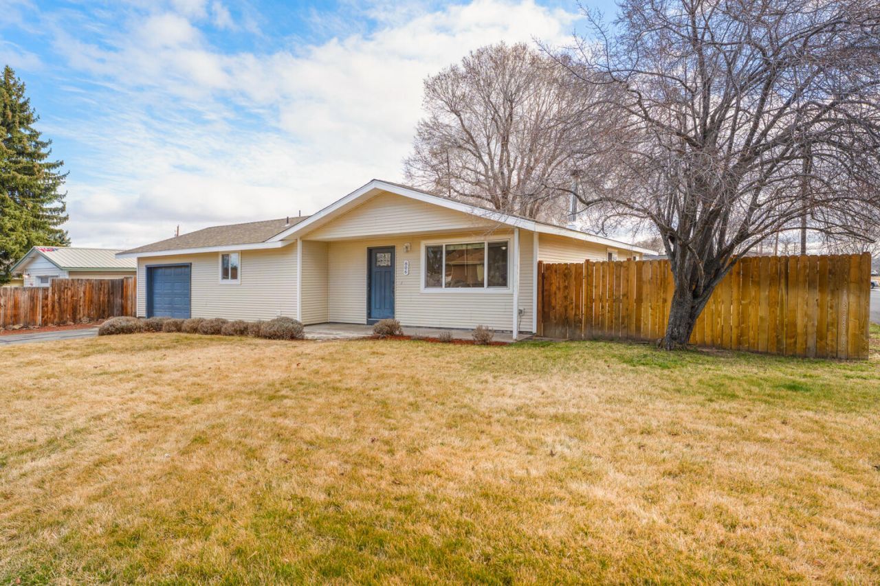 806 NW 8th Street, Redmond, OR 97756 Main Photo