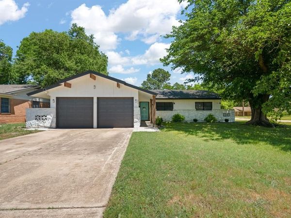 600 Meadowcrest Drive, Crowley, TX 76036