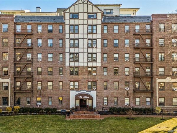 37 Brompton Road , Unit 6D, Great Neck, NY 11021