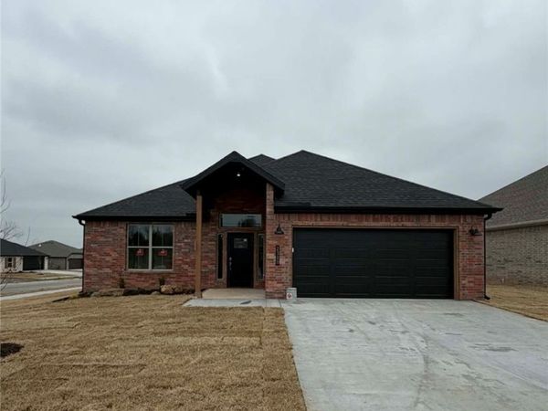 2300 N Zane Street , Siloam Springs, AR 72761