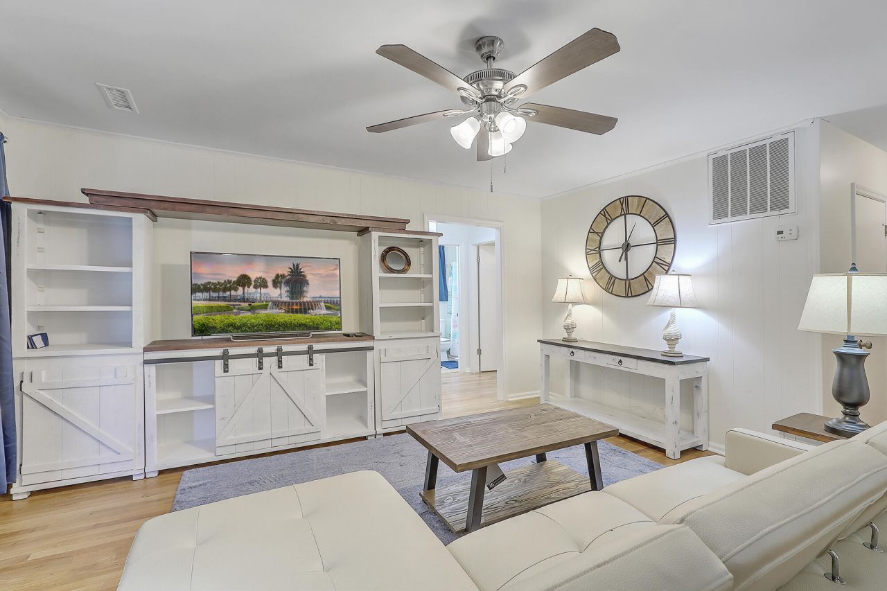 616 Semaht Street Photo 8