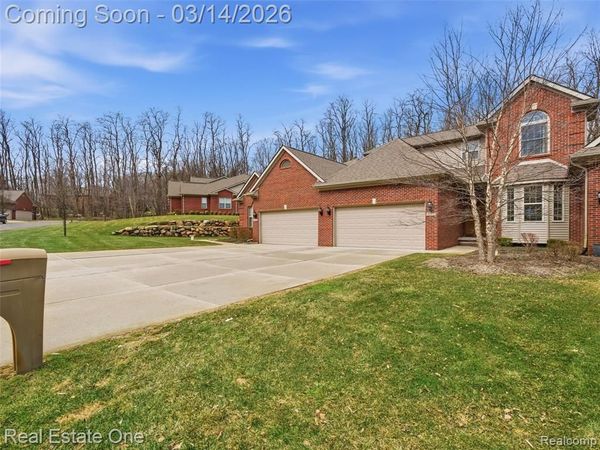 9572 Kingsway Circle, Springfield Twp, MI 48348