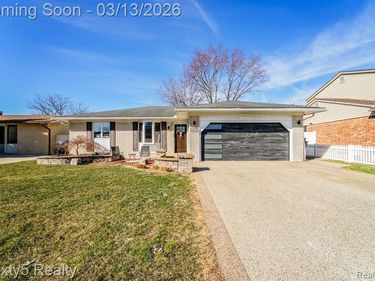 4894 Hillcrest Road, Trenton, MI 48183
