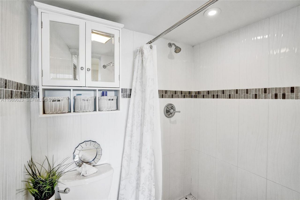 1889 S Ocean Dr , Unit 114, Hallandale Beach, FL 33009 Photo