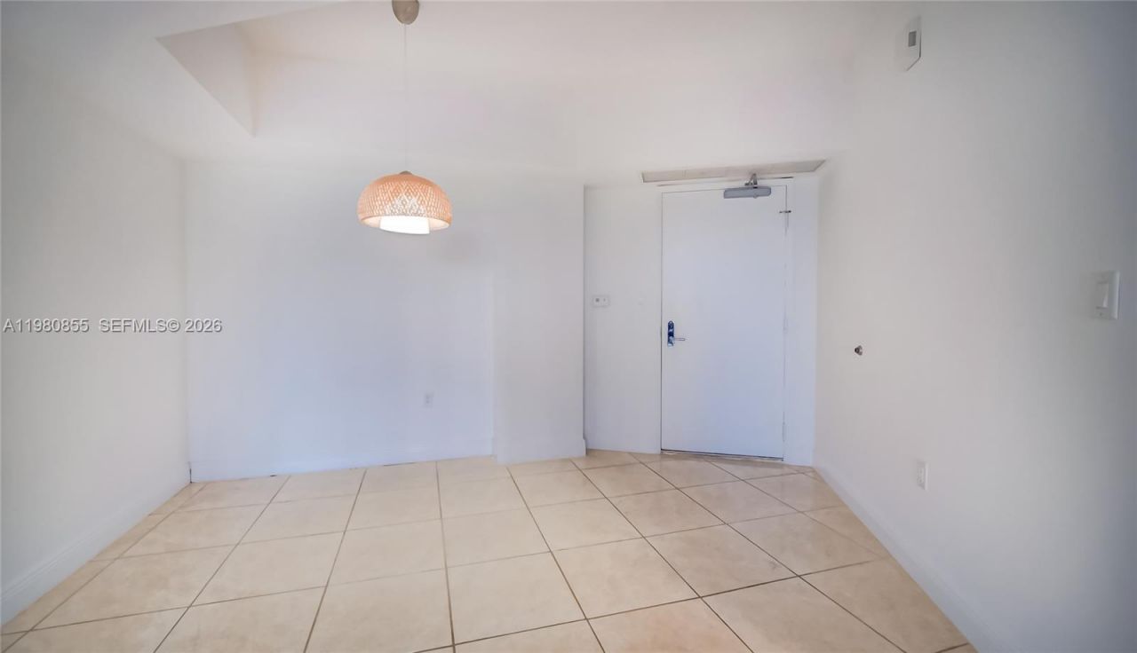 20000 E Country Club Dr , Unit 512, Aventura, FL 33180 Photo