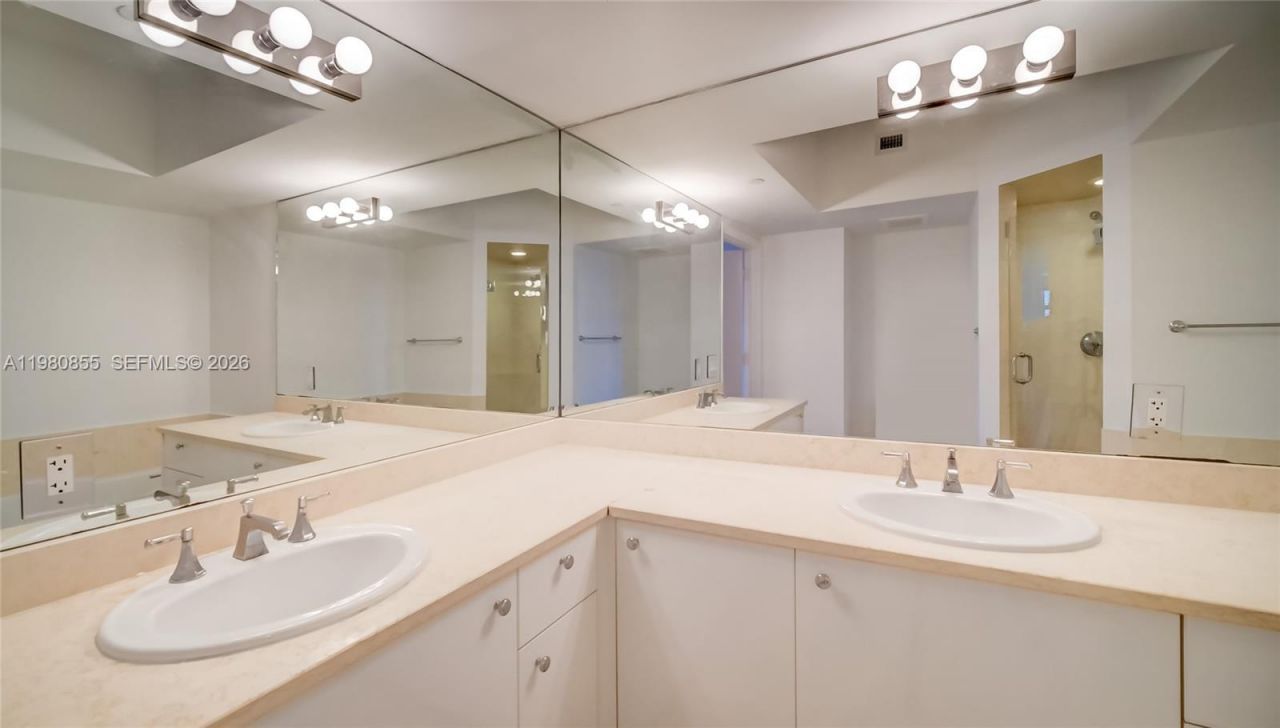 20000 E Country Club Dr , Unit 512, Aventura, FL 33180 Photo