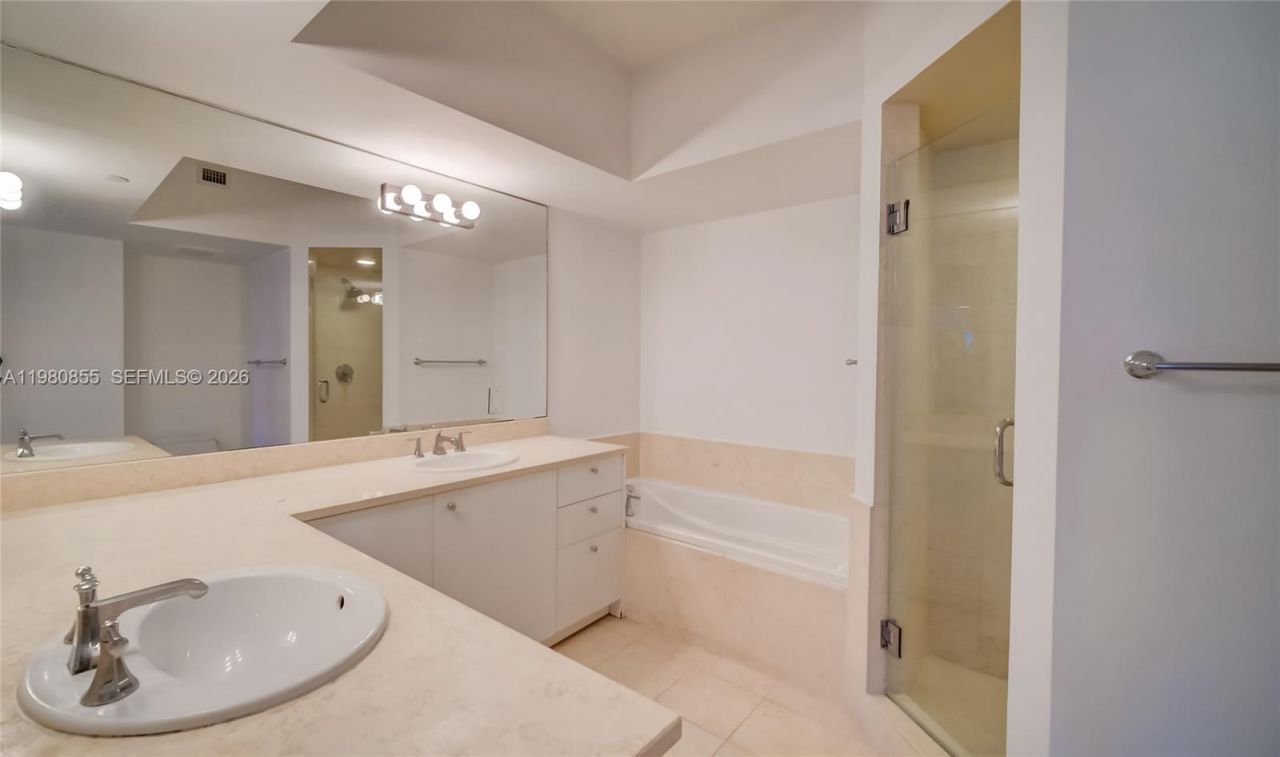 20000 E Country Club Dr , Unit 512, Aventura, FL 33180 Photo