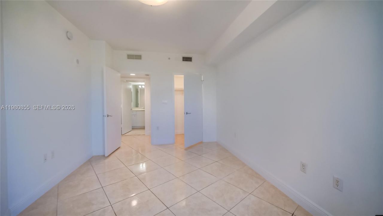 20000 E Country Club Dr , Unit 512, Aventura, FL 33180 Photo