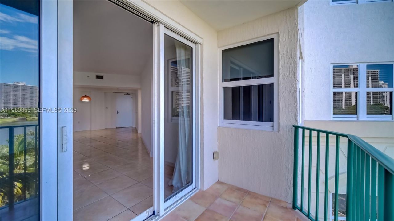 20000 E Country Club Dr , Unit 512, Aventura, FL 33180 Photo