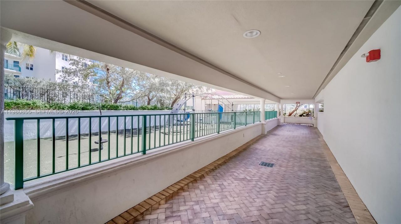 20000 E Country Club Dr , Unit 512, Aventura, FL 33180 Photo