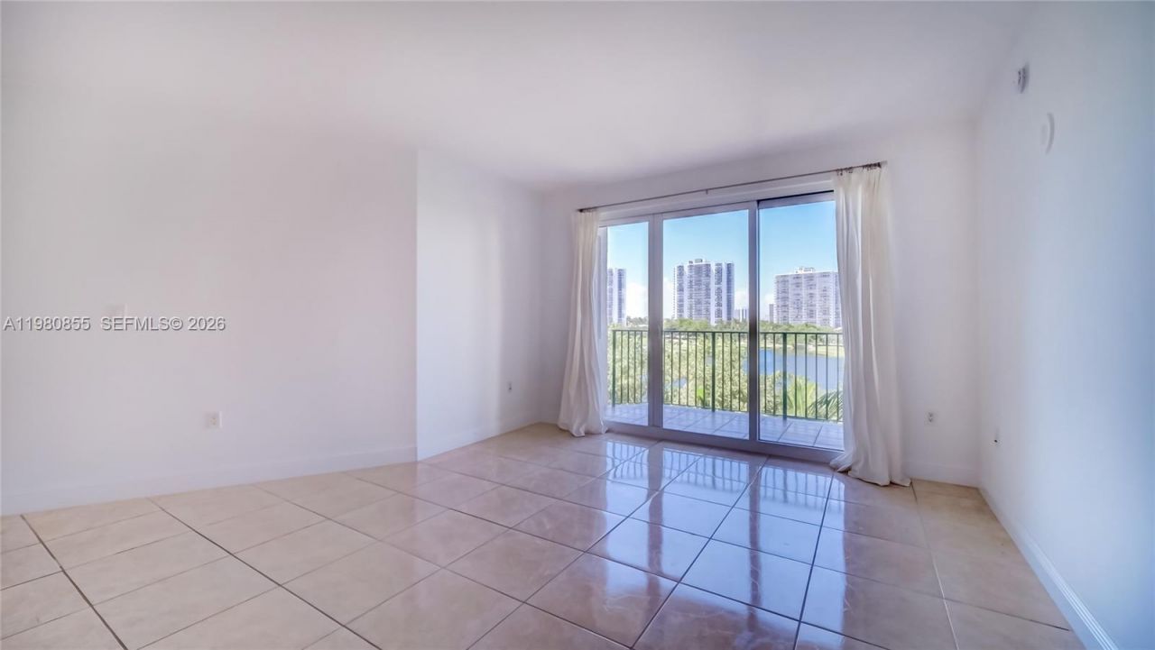 20000 E Country Club Dr , Unit 512, Aventura, FL 33180 Photo