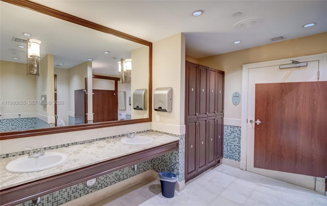 20000 E Country Club Dr , Unit 512, Aventura, FL 33180 Photo